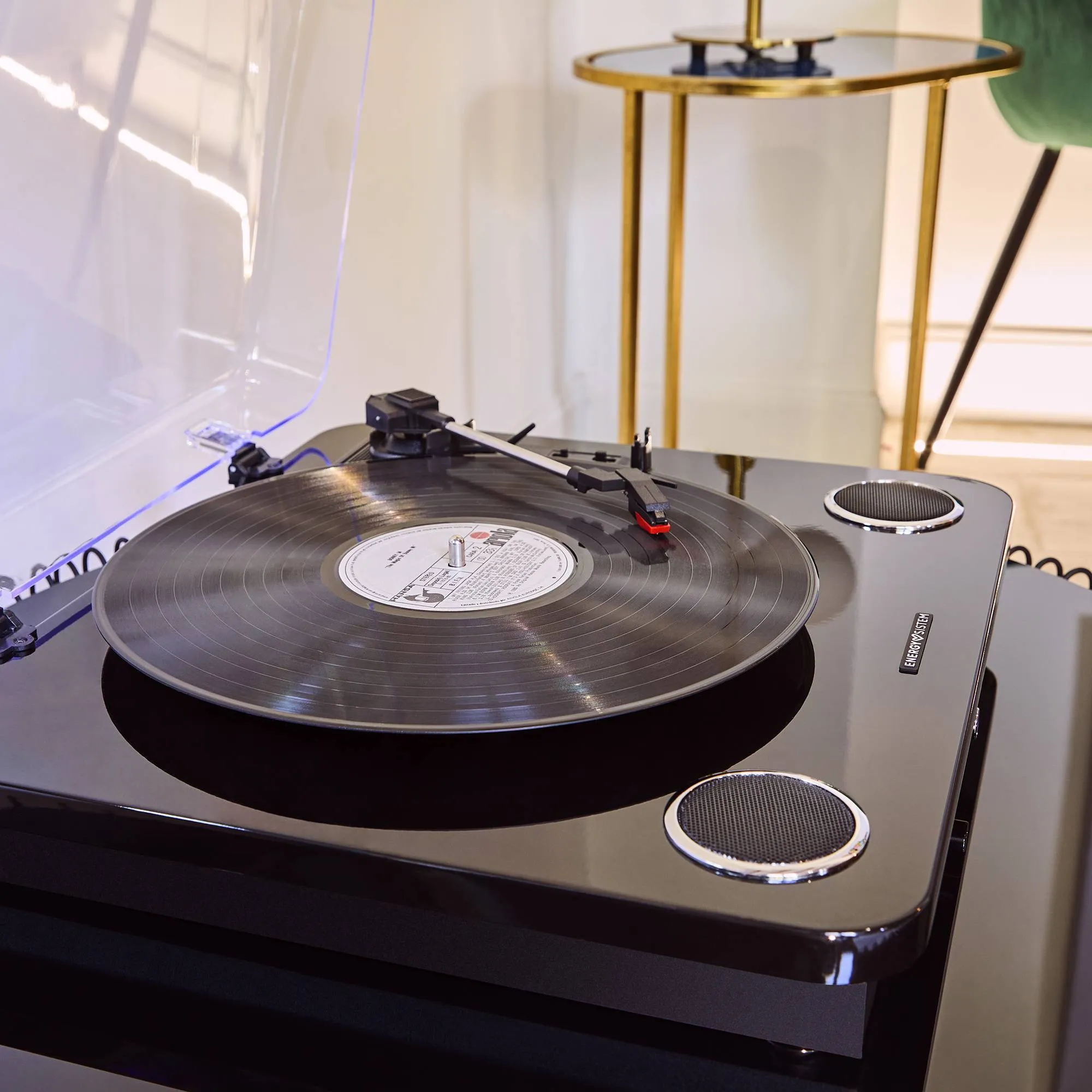 Der BlackSpin Plattenspieler besteht aus Bambus und hat eine Klavierlackoptik, perfekt für jeden Stil